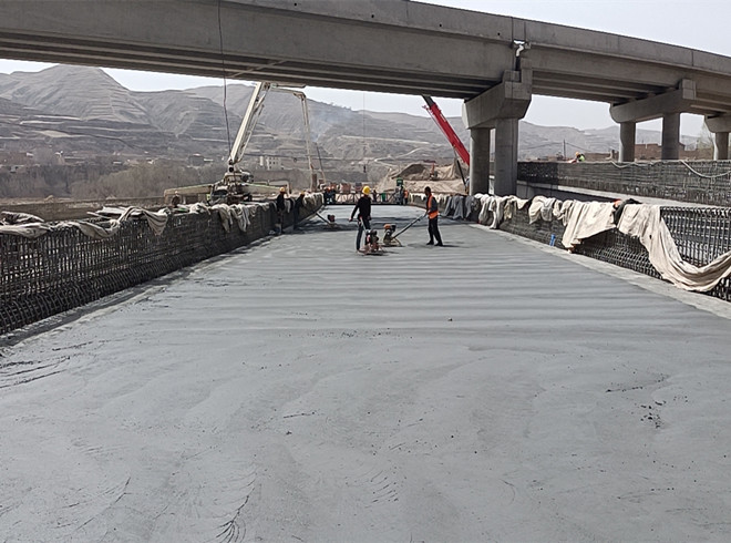 安臨一級公路果園互通主線橋?橋面鋪裝施工現(xiàn)場